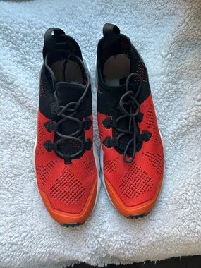 Knit Sneaker Rax running light weight shoes. Missing shoe insoles..